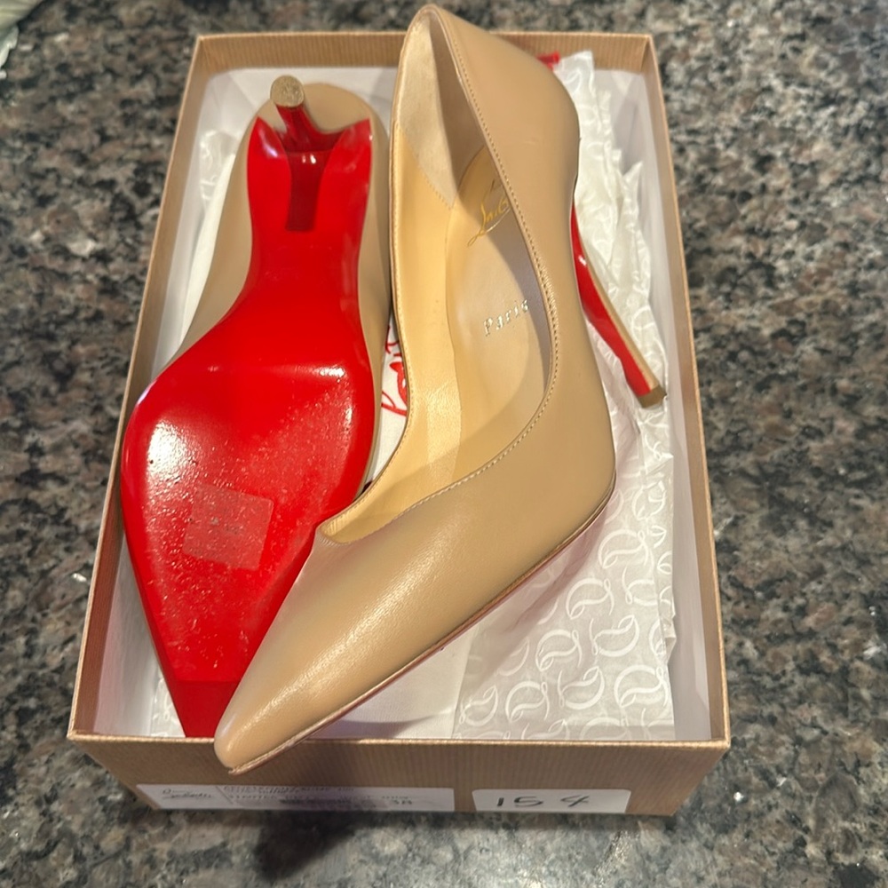Apostrophy Pump - Red bottoms